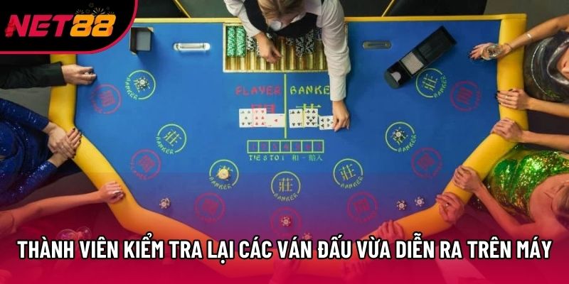 Thành viên kiểm tra lại các ván đấu vừa diễn ra trên máy